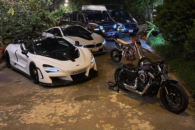 Sau khi đã trải nghiệm qua nhiều mẫu xe thể thao của các thương hiệu khác nhau, vào đầu năm 2021, Tống Đông Khuê đã tậu Audi R8 V10 Plus. Trải nghiệm chưa lâu, gần 2 tháng sau đó, 9X này đã đổi lấy chiếc Audi R8 để mang về garage siêu xe McLaren 570S.