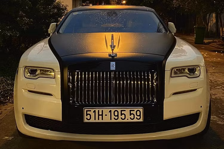 Sau chiếc siêu xe McLaren 720S độ N-Largo độc nhất Việt Nam, Tống Đông Khuê còn mua 1 chiếc siêu xe Ferrari 458 Italia độ Misha Designs, Rolls-Royce Ghost và Mercedes-Maybach S450 4Matic nhưng hiện đều đã bán lại sạch sẽ.