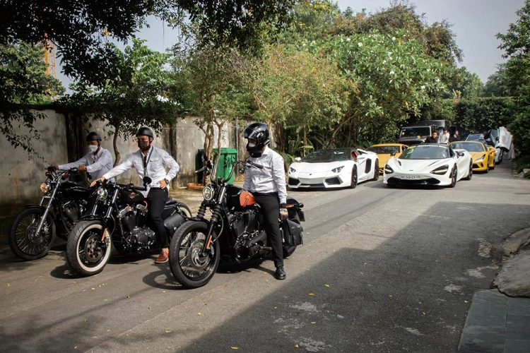 Tháng 11/2021, Tống Đông Khuê đã gây chú ý khi đi hỏi vợ bằng dàn siêu xe rất khủng, sự kiện này còn có nhiều chiếc xe mô tô góp mặt,.