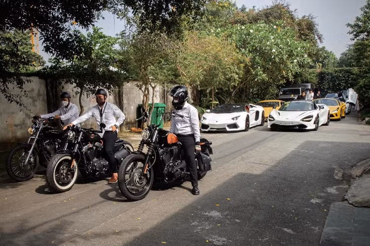 Tháng 11/2021, Tống Đông Khuê đã gây chú ý khi đi hỏi vợ bằng dàn siêu xe rất khủng, sự kiện này còn có nhiều chiếc xe mô tô góp mặt,.