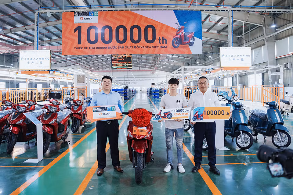 Nhà máy Yadea tại KCN Quang Châu, Bắc Giang có diện tích 50.000 mét vuông với năng suất đạt 500.000 xe/năm. Nhà máy tại Việt Nam là cơ sở sản xuất xe máy điện Yadea thứ 7 trên toàn cầu. Yadea Việt Nam đang cung cấp đến thị trường các dòng sản phẩm với hơn 10 mẫu hiện lưu hành.