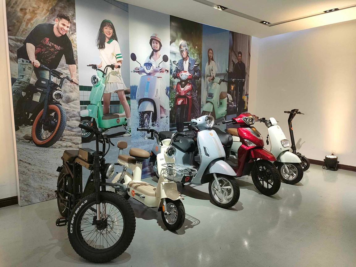 Nhờ vậy, nhà máy có thể phát triển khung xe một cách nhanh chóng và độc lập. Với những quy trình và công nghệ sản xuất này, Yadea tiếp tục khẳng định chất lượng là nền tảng của thương hiệu, đồng thời cung cấp chương trình tuyển dụng và đào tạo nhân viên toàn diện để hỗ trợ hoạt động của nhà máy. 