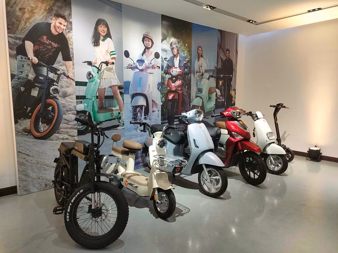 Nhờ vậy, nhà máy có thể phát triển khung xe một cách nhanh chóng và độc lập. Với những quy trình và công nghệ sản xuất này, Yadea tiếp tục khẳng định chất lượng là nền tảng của thương hiệu, đồng thời cung cấp chương trình tuyển dụng và đào tạo nhân viên toàn diện để hỗ trợ hoạt động của nhà máy. 