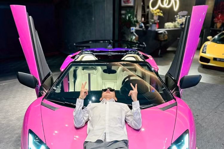 Chiếc xe Lamborghini Huracan STO đầu tiên về nước có ngoại thất sơn màu Blu Laufey, xe thuộc sở hữu của 1 đại gia ở tỉnh Bà Rịa - Vũng Tàu. Lamborghini Huracan STO vẫn sở hữu khối động cơ V10, dung tích 5.2 lít có sức mạnh tương đương bản EVO.