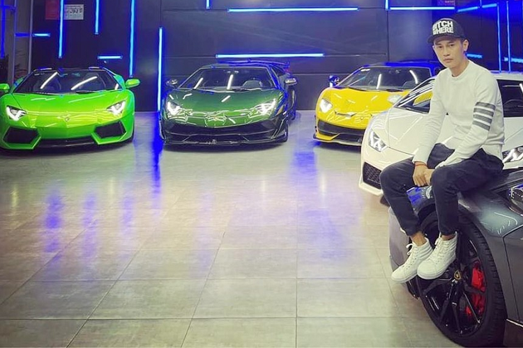 Đáng chú ý nhất là cặp đôi Lamborghini Aventador SVJ của Phan Công Khanh hợp tác với 1 người chuyên nhập xe ở Đà Nẵng mang về Việt Nam. Trên toàn thế giới chỉ có 900 chiếc Aventador SVJ LP740-4 được sản xuất, trong đó, 2 xe Aventador SVJ được Khanh nhập về có màu vàng Giallo Evros và đặc biệt là màu xanh Verde Ermes rất độc đáo.