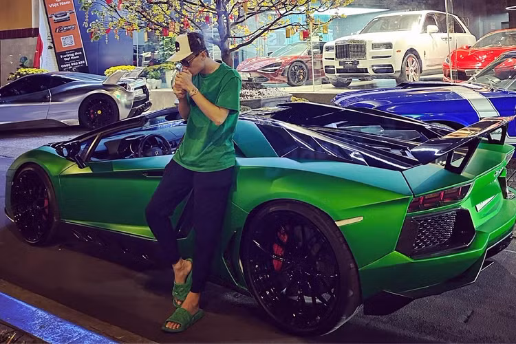 Trong số những tay nhập siêu xe tại Việt Nam, Phan Công Khanh hay còn được biết đến với tên gọi Khanh Supper, từng được biết đến là 1 trong những "cò xe" trẻ tuổi nhưng đã mang về Việt Nam rất nhiều mẫu xe hot, trong số này, Khanh Supper thích nhất Lamborghini.