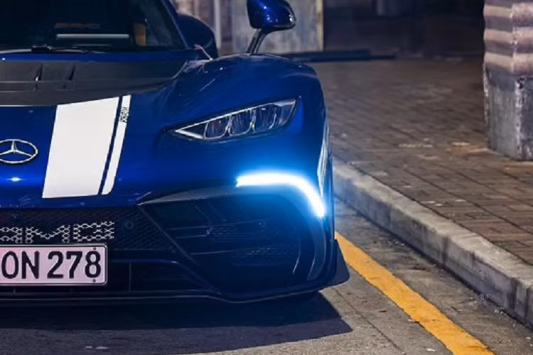 Điểm làm nên sự hấp dẫn của Mercedes-AMG One chính là việc xe được mệnh danh siêu xe đua đường phố khi mang trên mình hệ truyền động plug-in hybrid bao gồm khối động cơ xăng V6, tăng áp, dung tích 1.6 lít, kết hợp với 4 mô-tơ điện cho ra tổng công suất tối đa 1.049 mã lực.