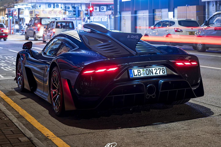 Trong đó, động cơ đốt trong mang đến 566 mã lực, 2 mô-tơ điện nằm trên cầu trước đều có công suất tối đa 322 mã lực, mô-tơ điện thứ ba được lắp cùng với động cơ xăng cho công suất tối đa 161 mã lực và mô-tơ thứ 4 được gắn với bộ tăng áp công nghệ cao, bổ sung công suất tối đa 121 mã lực.