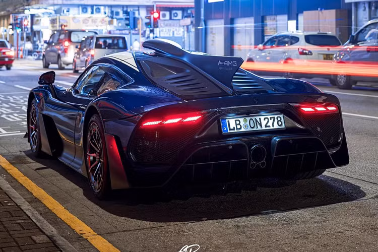 Trong đó, động cơ đốt trong mang đến 566 mã lực, 2 mô-tơ điện nằm trên cầu trước đều có công suất tối đa 322 mã lực, mô-tơ điện thứ ba được lắp cùng với động cơ xăng cho công suất tối đa 161 mã lực và mô-tơ thứ 4 được gắn với bộ tăng áp công nghệ cao, bổ sung công suất tối đa 121 mã lực.