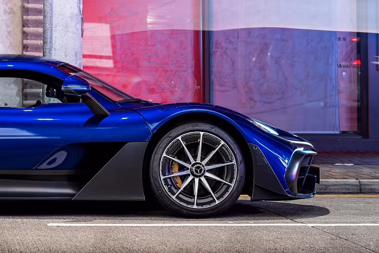Mãi đến nay, mới có chiếc xe Mercedes-AMG One đầu tiên hạ lốp ở châu Á, hình ảnh chụp lại cho thấy, chiếc siêu xe triệu đô Mercedes-AMG One này mang màu xanh dương cùng sọc trắng đẹp mắt và xuất hiện trên 1 con phố ở Hồng Kông.