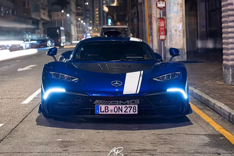 Cách đây 6 năm, dòng xe hiệu suất cao Mercedes-AMG xuất hiện dưới dạng concept, mang tên gọi đơn giản One (1) và hứa hẹn sẽ sớm ra mắt bản thương mại nhưng chỉ sản xuất giới hạn 125 chiếc. Mức giá xe Mercedes-AMG One lên đến 2 triệu đô la (tương đương 48 tỷ đồng) đã thu hút sự quan tâm của các đại gia trên thế giới.