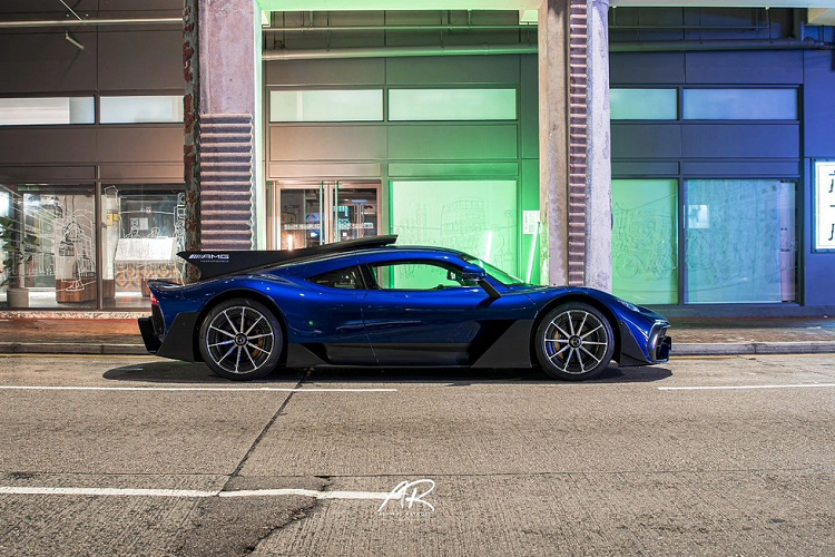 Chưa hết, Mercedes-AMG One còn được trang bị cụm pin lithium-ion 8,4 kWh, hệ dẫn động 4 bánh toàn thời gian, chỉ với động cơ điện, siêu phẩm triệu đô này có thể chạy được quãng đường dài 18 km. Xe có thời gian tăng tốc từ vị trí xuấ phat lên 100 km/h trong thời gian 2,9 giây trước khi đạt vận tốc tối đa 352 km/h.