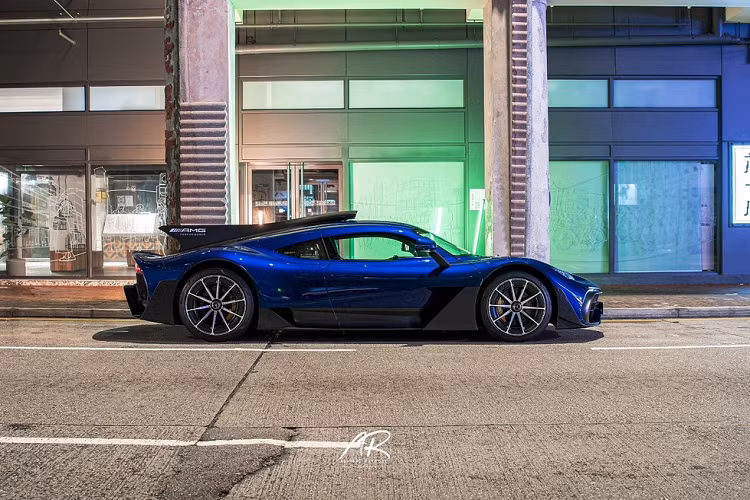 Chưa hết, Mercedes-AMG One còn được trang bị cụm pin lithium-ion 8,4 kWh, hệ dẫn động 4 bánh toàn thời gian, chỉ với động cơ điện, siêu phẩm triệu đô này có thể chạy được quãng đường dài 18 km. Xe có thời gian tăng tốc từ vị trí xuấ phat lên 100 km/h trong thời gian 2,9 giây trước khi đạt vận tốc tối đa 352 km/h.