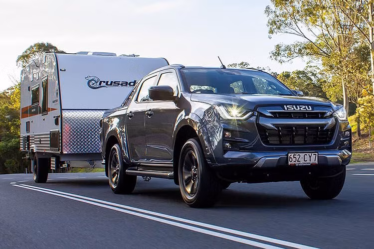 Bán tải Isuzu D-max EV 2025 mới này sẽ là xe điện thứ 2 của Isuzu, sau mẫu xe tải điện hạng nhẹ N-Series vừa được công bố vào đầu năm nay. Theo các báo cáo, trong tháng 7/2023 vừa qua, doanh số bán xe điện ở Thái Lan đạt 5.014 xe, chiếm khoảng 8% doanh số bán ôtô mới.