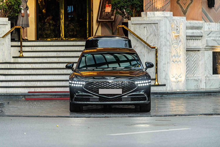 Vào thời điểm đó, Genesis G90 Limousine 2023 chỉ được trưng bày và cũng chưa có kế hoạch phân phối. Nhiều khả năng, chiếc Genesis G90 Limousine 2023 hạng sang của Chủ tịch tập đoàn Hyundai cũng chính là xe được trưng bày trong sự kiện. Như vậy, sau khoảng 7 tháng kể từ lần xuất hiện đầu tiên, nay xe đã được ra biển số.