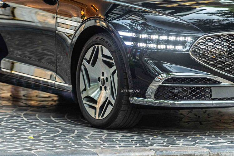 Tiếp đến là bộ mâm kích thước 20 inch, dạng 6 cánh kép với thiết kế độc đáo và bề mặt phay kim loại. Cột B của Genesis G90 Limousine 2023 được mạ crôm sáng bóng, nổi bật. Thêm vào đó là hệ thống treo khí nén đa buồng và hệ thống đánh lái cầu sau chủ động tiêu chuẩn.