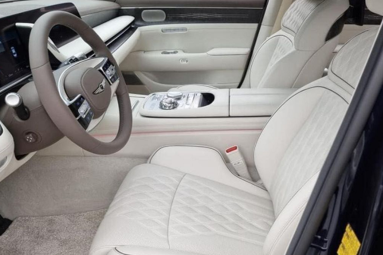 Diện mạo của G90 thể hiện rõ ràng triết lý thiết kế của thương hiệu về phương diện “Athletic Elegance” (Thể thao lịch lãm). Đầu xe nổi bật với lưới tản nhiệt tạo hình như viên kim cương đã được tinh chỉnh, hai bên là cụm đèn pha mới với hai dải chạy song song.