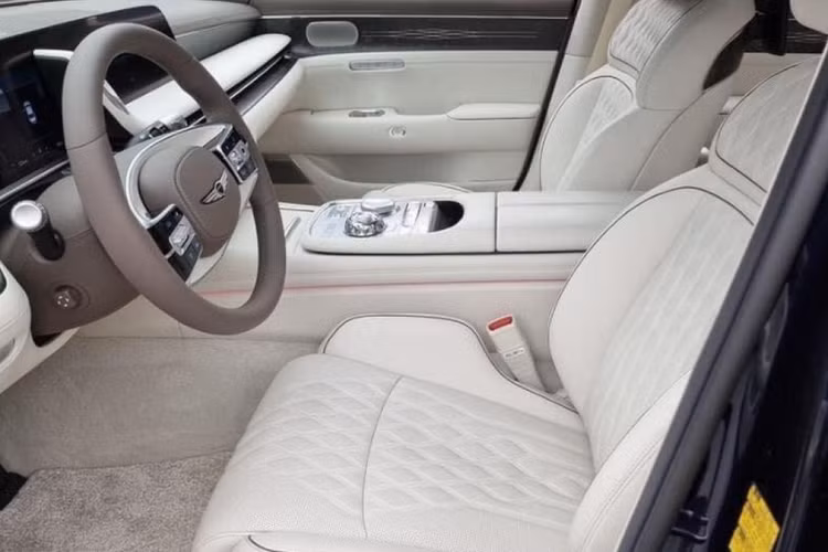 Diện mạo của G90 thể hiện rõ ràng triết lý thiết kế của thương hiệu về phương diện “Athletic Elegance” (Thể thao lịch lãm). Đầu xe nổi bật với lưới tản nhiệt tạo hình như viên kim cương đã được tinh chỉnh, hai bên là cụm đèn pha mới với hai dải chạy song song.