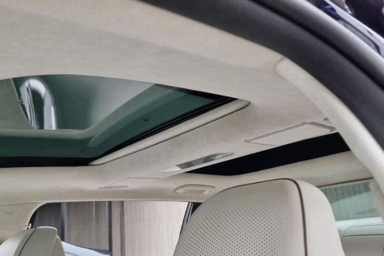 Có thể thấy khoang cabin của G90 Limousine không thua kém các đối thủ châu Âu khác như Mercedes-Maybach S 450.Về truyền động, Genesis G90 Limousine 2023 được trang bị hệ truyền động mild hybrid, gồm máy xăng V6, tăng áp, dung tích 3.5L và bộ siêu nạp điện 48V. Tổng công suất đầu ra của hệ truyền động này là 415 mã lực tại tua máy 5.800 vòng/phút, mô-men xoắn cực đại chưa được nhà sản xuất công bố.