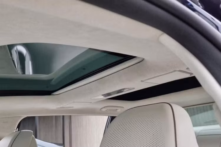 Có thể thấy khoang cabin của G90 Limousine không thua kém các đối thủ châu Âu khác như Mercedes-Maybach S 450.Về truyền động, Genesis G90 Limousine 2023 được trang bị hệ truyền động mild hybrid, gồm máy xăng V6, tăng áp, dung tích 3.5L và bộ siêu nạp điện 48V. Tổng công suất đầu ra của hệ truyền động này là 415 mã lực tại tua máy 5.800 vòng/phút, mô-men xoắn cực đại chưa được nhà sản xuất công bố.