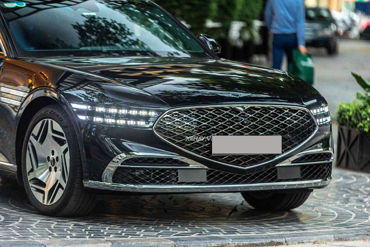 So với bản tiêu chuẩn, mẫu xe sedan hạng sang Genesis G90 Limousine 2023 có khá nhiều điểm khác biệt. Đầu tiên là trục cơ sở của phiên bản này được kéo dài thêm 190 mm giúp chiều dài cơ sở đạt 3.370 mm. Trong khi, chiều dài tổng thể, chiều rộng và cao lần lượt của mẫu xe này là 5.465 x 1.930 x 1.490 mm.