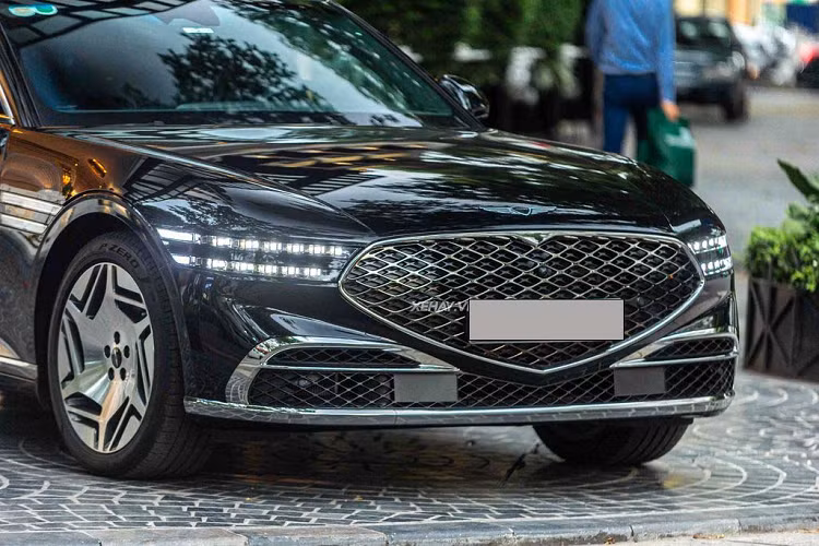 So với bản tiêu chuẩn, mẫu xe sedan hạng sang Genesis G90 Limousine 2023 có khá nhiều điểm khác biệt. Đầu tiên là trục cơ sở của phiên bản này được kéo dài thêm 190 mm giúp chiều dài cơ sở đạt 3.370 mm. Trong khi, chiều dài tổng thể, chiều rộng và cao lần lượt của mẫu xe này là 5.465 x 1.930 x 1.490 mm.