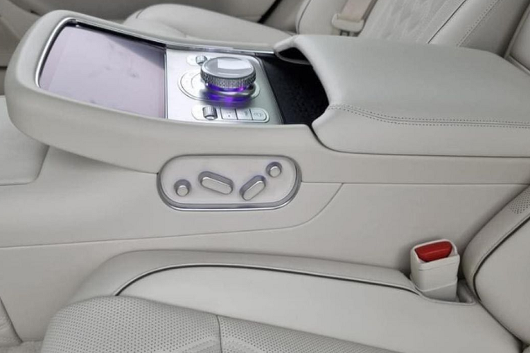 Chưa hết, Genesis G90 Limousine 2023 còn cung cấp cho người dùng tính năng cập nhật phần mềm qua Wi-Fi, hệ thống âm thanh Bang &amp; Olufsen 23 loa với loa tweeter bật lên khi cần, hệ thống nước hoa trên xe với 3 mùi hương, 2 cửa sổ trời toàn cảnh, hệ thống đèn viền nội thất có thể chỉnh độc lập, 2 màn hình giải trí dạng cảm ứng 10,2 inch dành cho hành khách, rèm cửa.