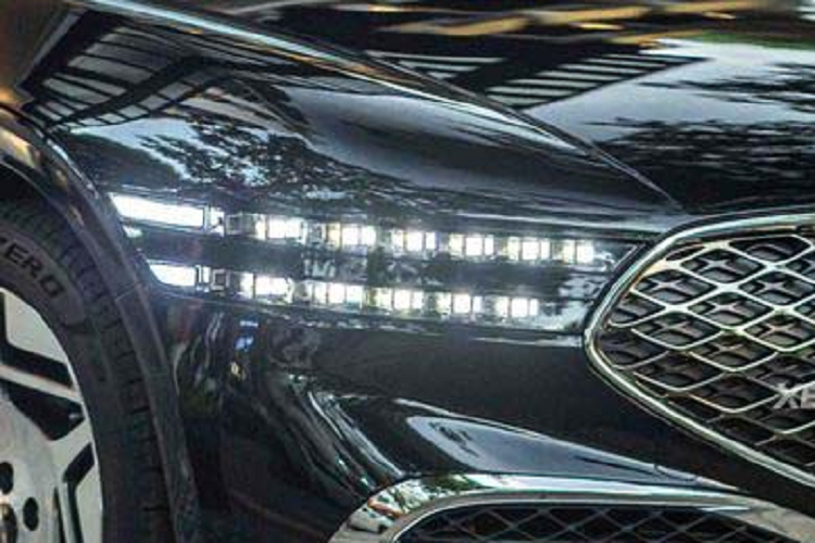 Với khối động cơ này, Genesis G90 Limousine 2022 mạnh hơn 45 mã lực so với bản thường được trang bị động cơ xăng V6, tăng áp kép, dung tích 3.5L, sản sinh công suất tối đa 375 mã lực và mô-men xoắn cực đại 530 Nm tại thị trường Hàn Quốc.