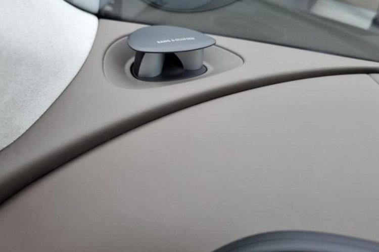 Xe được trang bị màn hình thông tin giải trí nối liền với bảng đồng hồ kỹ thuật số đều có cùng kích thước 12,3 icnh. Thêm vào đó là một loạt các trang bị đáng chú ý khác như: vô lăng 2 chấu, hệ thống quét vân tay để khởi động máy, hệ thống điều hòa đi kèm màn hình nhỏ cũng như núm xoay chuyển số trên cụm điều khiển trung tâm.