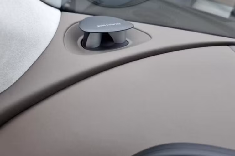 Xe được trang bị màn hình thông tin giải trí nối liền với bảng đồng hồ kỹ thuật số đều có cùng kích thước 12,3 icnh. Thêm vào đó là một loạt các trang bị đáng chú ý khác như: vô lăng 2 chấu, hệ thống quét vân tay để khởi động máy, hệ thống điều hòa đi kèm màn hình nhỏ cũng như núm xoay chuyển số trên cụm điều khiển trung tâm.