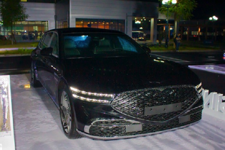 G90 đóng vai trò là mẫu xe chủ lực của Genesis, nằm trong phân khúc cạnh tranh với các “ông lớn” như Lexus LS, Mercedes-Benz S-Class hay BMW 7. Tại thị trường Hàn Quốc, giá xe Genesis G90 Limousine 2023 có mức khởi điểm từ 165,57 triệu Won (khoảng 3,2 tỷ đồng).