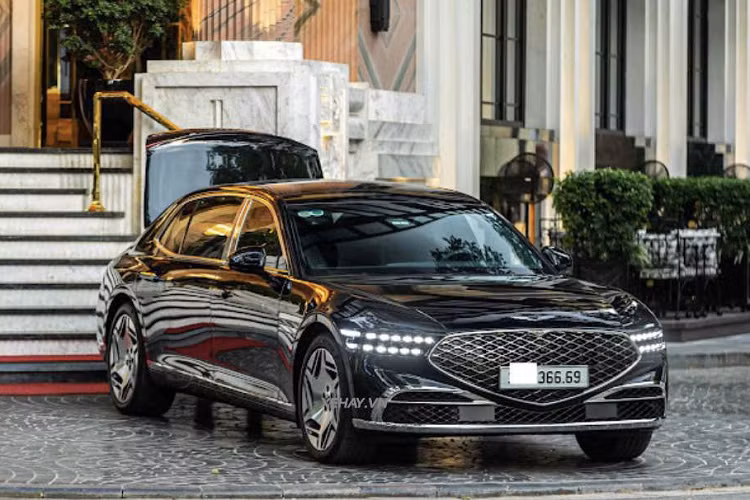 Genesis G90 Limousine 2023 độc nhất Việt Nam mới đây đã xuất hiện trên đường phố Hà Nội, đây là lần xuất hiện hiếm hoi của chiếc sedan cỡ lớn. Vào hồi tháng 11 năm ngoái, Hyundai TC Motor đã trưng bày Genesis G90 Limousine 2023 mới nhân sự kiện khánh thành nhà máy Hyundai Thành Công Việt Nam số 2 tại Ninh Bình.