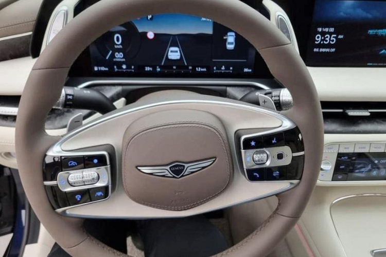 Trong khi đó ở phía đuôi xe, Genesis G90 Limousine 2023 gây ấn tượng với hai dải đèn LED chạy ngang hết bề rộng của xe. Cụm đèn hậu thiết kế hình bình hành nằm lọt giữa hai dải đèn này. Sâu xuống phía dưới là hệ thống ống xả đặt đối xứng hai bên và cản sau mạ crôm thể thao.