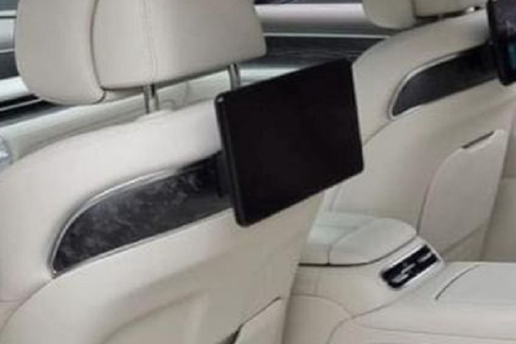 Đi kèm là hộp số tự động 8 cấp, hệ dẫn động cầu sau tiêu chuẩn hoặc tuỳ chọn hệ dẫn động 4 bánh toàn thời gian. Về các tính năng an toàn, Genesis G90 Limousine 2023 trang bị cho người dùng hệ thống hỗ trợ lái xe trên cao tốc Highway Driving Assist 2 và hệ thống kiểm soát hành trình thông minh.