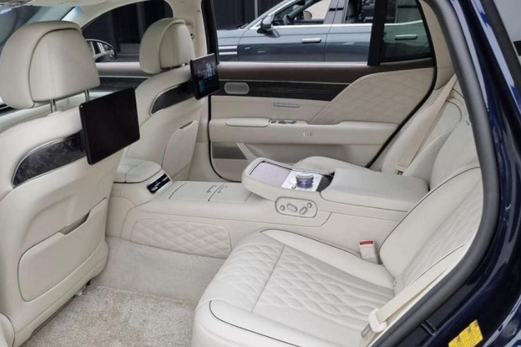 Ghế trước của Genesis G90 Limousine 2023 có tính năng mát-xa 4 chế độ và ghế VIP ở phía sau. Với lợi thế chiều dài cơ sở, Genesis G90 Limousine 2023 còn được trang bị cặp ghế dạng thương gia có khả năng ngả lớn và đệm đỡ chân. Tại đây, xe được trang bị mọi tính năng tiện nghi được điều khiển qua bệ trung tâm ở hàng sau với màn hình cảm ứng và núm xoay điều khiển tích hợp.