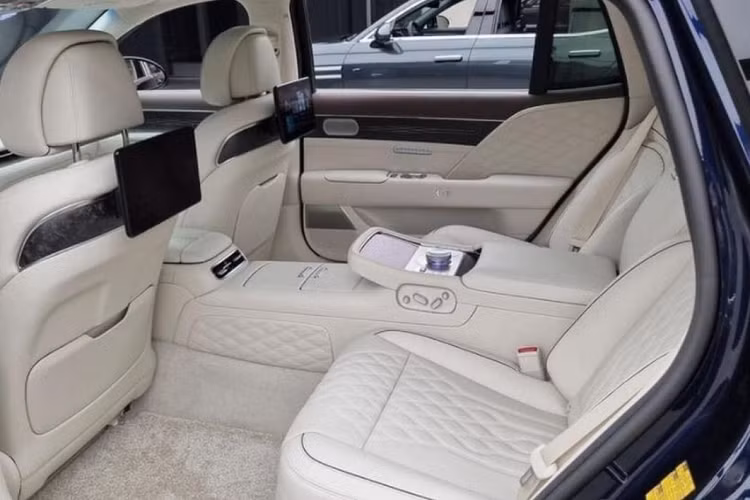 Ghế trước của Genesis G90 Limousine 2023 có tính năng mát-xa 4 chế độ và ghế VIP ở phía sau. Với lợi thế chiều dài cơ sở, Genesis G90 Limousine 2023 còn được trang bị cặp ghế dạng thương gia có khả năng ngả lớn và đệm đỡ chân. Tại đây, xe được trang bị mọi tính năng tiện nghi được điều khiển qua bệ trung tâm ở hàng sau với màn hình cảm ứng và núm xoay điều khiển tích hợp.