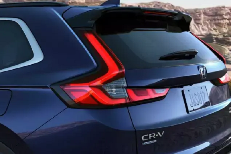 Theo Honda, các phiên bản hybrid hiện chiếm hơn 50% trong tổng doanh số của dòng CR-V ở thị trường Mỹ. Không chỉ mạnh mẽ hơn với công suất tối đa 204 mã lực cùng mô-men xoắn cực đại 335 Nm, hệ truyền động hybrid bao gồm máy xăng 2.0L và 2 mô-tơ điện của Honda CR-V 2024 còn tiết kiệm nhiên liệu hơn động cơ tăng áp 1.5L.