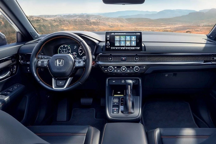 Ngoài ra, xe còn có hệ thống âm thanh 8 loa, kiểm soát phanh ở tốc độ thấp hay cảm biến hỗ trợ đỗ xe trước/sau. Bên ngoài, bản Sport-L mới tạo điểm nhấn bằng những chi tiết ngoại thất màu đen bóng, vành hợp kim 18 inch Berlina Black và 2 đầu ống xả hình chữ nhật.