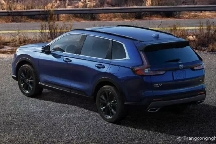 Với những điều chỉnh giá xe Honda CR-V 2024 ở thị trường Mỹ, xe bán ra từ 29.500 - 39.500 USD (từ 690-924 triệu đồng) và bị đánh giá là khá cao vì bản tiêu chuẩn LX của xe không có cửa sổ trời, ghế sưởi hay điều hòa tự động đa vùng. Thậm chí, Honda CR-V LX 2024 còn chỉ dùng vành thép 17 inch. 
