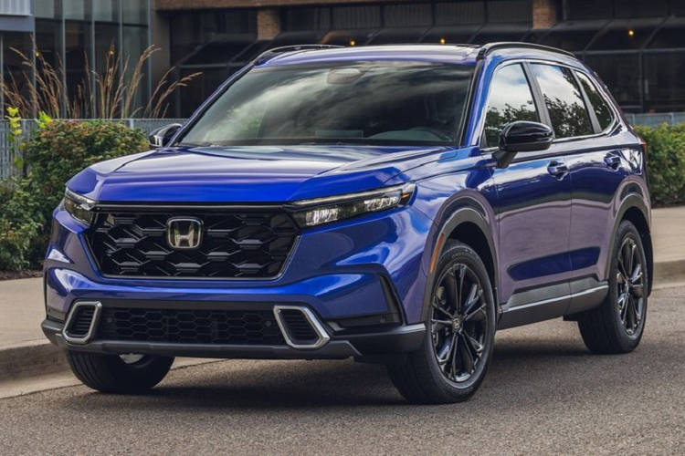 Honda CR-V 2024 mới đây đã xuất hiện phiên bản tầm trung Sport-L mới nhằm tăng thêm lựa chọn cho khách hàng Bắc Mỹ. Honda CR-V Sport-L 2024 mới có cả phiên bản dẫn động 1 cầu 2WD và 2 cầu AWD. Giá bán tương ứng của 2 bản này là 36.350 USD và 37.850 USD (tương đương từ 850 - 885 triệu đồng), đã bao gồm chi phí vận chuyển, giao xe.