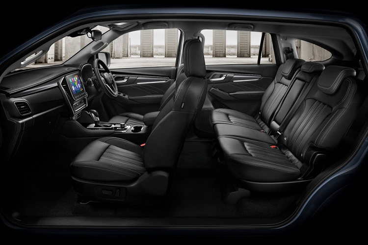 Trong khi đó, những trang bị nội - ngoại thất còn lại của Isuzu MU-X Phantom Collection 2023 không khác gì bản thường. Xe cũng có đèn pha LED dạng Projector với tính năng tự động bật/tắt và chờ dẫn đường, đèn chào mừng, dải đèn LED định vị ban ngày, đèn sương mù LED, đèn hậu LED, cửa tự động khóa khi người lái rời khỏi xe