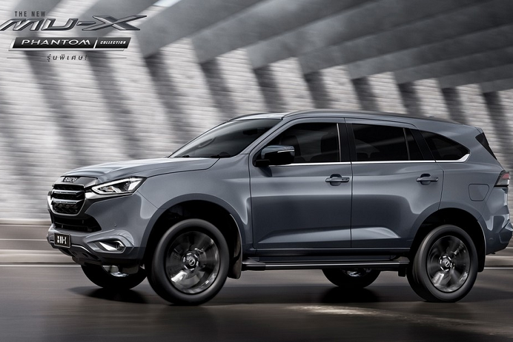 Theo đó, mẫu xe này có nhiều chi tiết màu đen bóng như lưới tản nhiệt, cản trước, vành hợp kim 20 inch, baga nóc và bệ bước chân bên sườn. Khi mua mẫu xe SUV Isuzu MU-X Phantom Collection 2023, khách hàng Thái Lan có thể chọn 1 trong 2 màu sơn ngoại thất là xám Islay Gray Opaque và trắng Dolomite Pearl White.