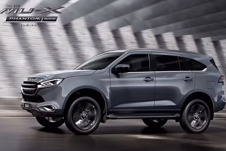 Theo đó, mẫu xe này có nhiều chi tiết màu đen bóng như lưới tản nhiệt, cản trước, vành hợp kim 20 inch, baga nóc và bệ bước chân bên sườn. Khi mua mẫu xe SUV Isuzu MU-X Phantom Collection 2023, khách hàng Thái Lan có thể chọn 1 trong 2 màu sơn ngoại thất là xám Islay Gray Opaque và trắng Dolomite Pearl White.