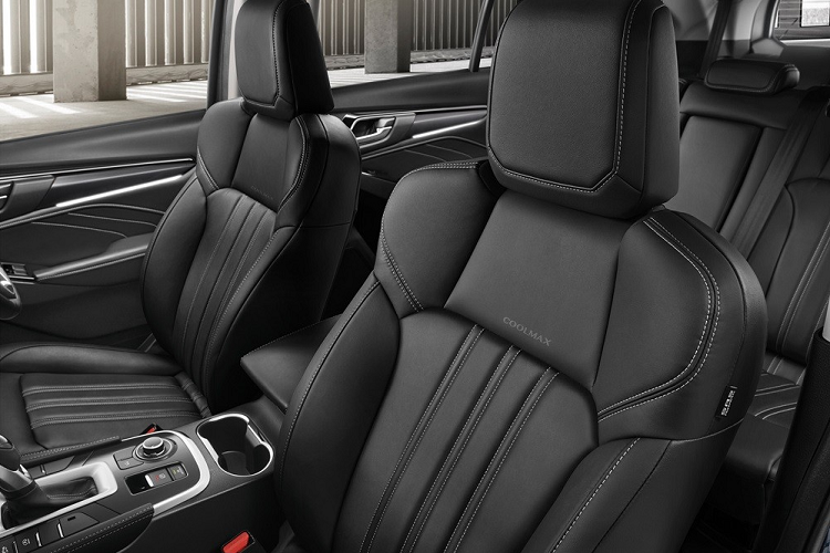 Cần gạt mưa tự động, cảm biến đá cốp cũng như kính lái ngăn tia cực tím/tia hồng ngoại. Nội thất của xe lại có vô lăng bọc da/chỉnh 4 hướng/tích hợp phím chức năng, bảng đồng hồ analog với màn hình đa thông tin 4,2 inch, màn hình cảm ứng trung tâm 9 inch