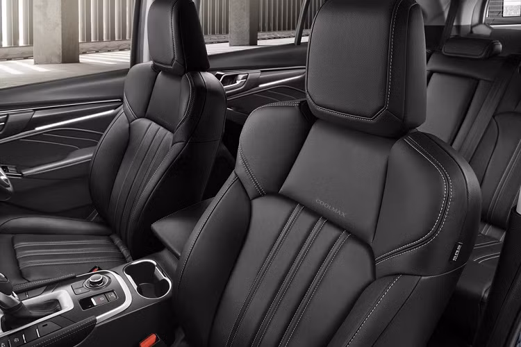 Cần gạt mưa tự động, cảm biến đá cốp cũng như kính lái ngăn tia cực tím/tia hồng ngoại. Nội thất của xe lại có vô lăng bọc da/chỉnh 4 hướng/tích hợp phím chức năng, bảng đồng hồ analog với màn hình đa thông tin 4,2 inch, màn hình cảm ứng trung tâm 9 inch