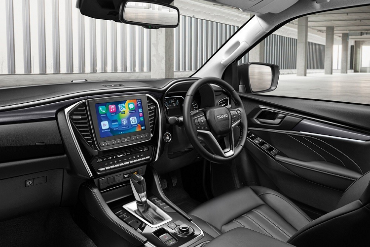 Hỗ trợ Apple CarPlay/Android Auto, cần số bọc da, điều hòa tự động 2 vùng độc lập, lọc không khí PM2.5, cửa gió cho hàng ghế sau, phanh tay điện tử, tự động giữ phanh tạm thời, cổng USB, ổ điện AC 220V, tính năng ra lệnh bằng giọng nói và hệ thống âm thanh 8 loa.