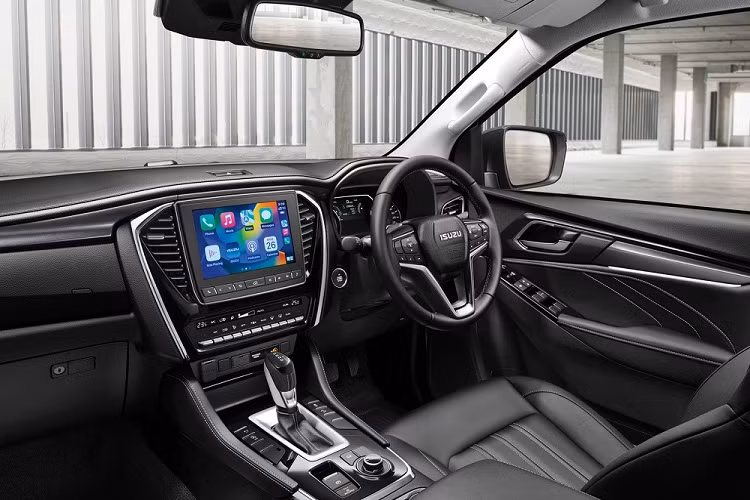 Hỗ trợ Apple CarPlay/Android Auto, cần số bọc da, điều hòa tự động 2 vùng độc lập, lọc không khí PM2.5, cửa gió cho hàng ghế sau, phanh tay điện tử, tự động giữ phanh tạm thời, cổng USB, ổ điện AC 220V, tính năng ra lệnh bằng giọng nói và hệ thống âm thanh 8 loa.