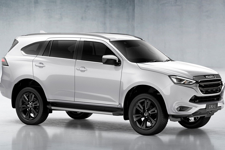 Trong đó, màu sơn trắng Dolomite Pearl White đắt hơn, khách hàng phải chi thêm số tiền 12.000 Baht (8,6 triệu đồng). Bên trong Isuzu MU-X Phantom Collection 2023 cũng là không gian nội thất được trang trí bằng tông màu đen. Ghế Cool Max và tapi cửa của xe đều được bọc da màu đen với chỉ khâu trắng tương phản.