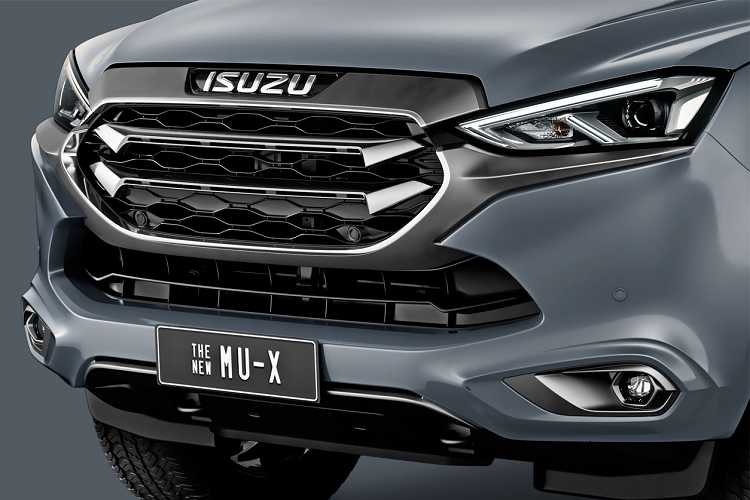 Ngoài ra, xe còn có 6 túi khí, hệ thống cân bằng điện tử, phanh tay điện tử, tự động giữ phanh tạm thời, hỗ trợ đổ đèo, kiểm soát lực kéo, 8 cảm biến chia đều trước/sau, hệ thống cảnh báo điểm mù và hệ thống cảnh báo phương tiện cắt ngang khi lùi.