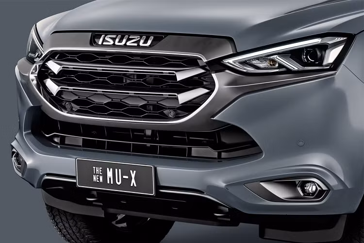 Ngoài ra, xe còn có 6 túi khí, hệ thống cân bằng điện tử, phanh tay điện tử, tự động giữ phanh tạm thời, hỗ trợ đổ đèo, kiểm soát lực kéo, 8 cảm biến chia đều trước/sau, hệ thống cảnh báo điểm mù và hệ thống cảnh báo phương tiện cắt ngang khi lùi.